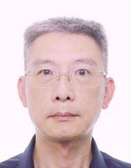 男人微笑的看著前面
描述已自動(dòng)生成